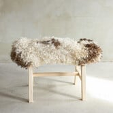 Separat Fotografiert Hölzernes Bänkchen mit Schaffell - Lockig/Bergschaf - 70x20x46 cm (LxBxH) - BNK-26