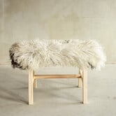 Separat Fotografiert Hölzernes Bänkchen mit Schaffell - Lockig/Bergschaf - 70x20x46 cm (LxBxH) - BNK-48