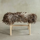 Separat Fotografiert Hölzernes Bänkchen mit Schaffell - Lockig/Bergschaf - 70x20x46 cm (LxBxH) - BNK-02