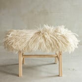 Separat Fotografiert Hölzernes Bänkchen mit Schaffell - Lockig/Bergschaf - 70x20x46 cm (LxBxH) - BNK-33