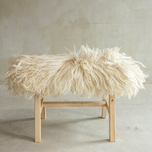 Unikat Hölzernes Bänkchen mit Schaffell - BNK-33