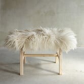 Separat Fotografiert Hölzernes Bänkchen mit Schaffell - Lockig/Bergschaf - 70x20x46 cm (LxBxH) - BNK-15