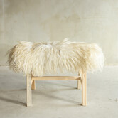 Separat Fotografiert Hölzernes Bänkchen mit Schaffell - Lockig/Bergschaf - 70x20x46 cm (LxBxH) - BNK-41