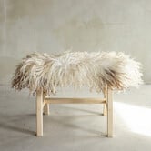 Separat Fotografiert Hölzernes Bänkchen mit Schaffell - Lockig/Bergschaf - 70x20x46 cm (LxBxH) - BNK-25