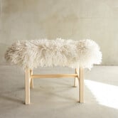 Separat Fotografiert Hölzernes Bänkchen mit Schaffell - Lockig/Bergschaf - 70x20x46 cm (LxBxH) - BNK-22