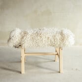 Separat Fotografiert Hölzernes Bänkchen mit Schaffell - Lockig/Bergschaf - 70x20x46 cm (LxBxH) - BNK-39