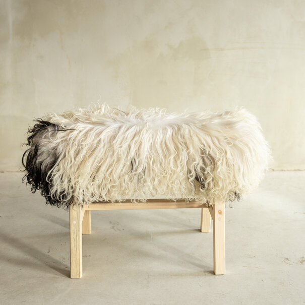 Van Buren seit 1861 Separat Fotografiert Hölzernes Bänkchen mit Schaffell - Lockig/Bergschaf - 70x20x46 cm (LxBxH) - BNK-47