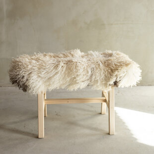 Unikat Hölzernes Bänkchen mit Schaffell - BNK-11