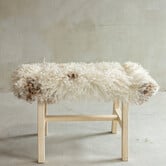 Separat Fotografiert Hölzernes Bänkchen mit Schaffell - Lockig/Bergschaf - 70x20x46 cm (LxBxH) - BNK-30