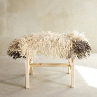 Unikat Hölzernes Bänkchen mit Schaffell - BNK-21