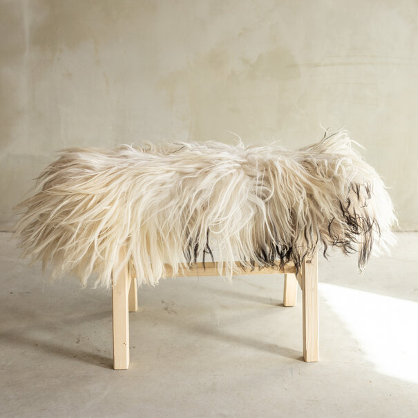 Van Buren seit 1861 Separat Fotografiert Hölzernes Bänkchen mit Schaffell - Lockig/Bergschaf - 70x20x46 cm (LxBxH) - BNK-19