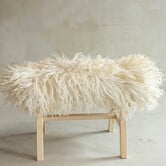 Separat Fotografiert Hölzernes Bänkchen mit Schaffell - Lockig/Bergschaf - 70x20x46 cm (LxBxH) - BNK-31