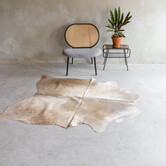 Einzeln fotografiertes gemischtes Kuhfell KH-084 mit einer Größe von ca 175x144 cm (2-3m²)