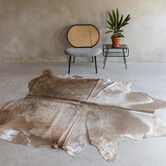 Einzeln fotografiertes champagnefarbenes Kuhfell KH-062 mit einer Größe von ca 230x188 cm (3-4m²)