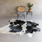 Einzeln fotografiertes schwarzbuntes Kuhfell KH-051 mit einer Größe von ca 210x180 cm (3-4m²)
