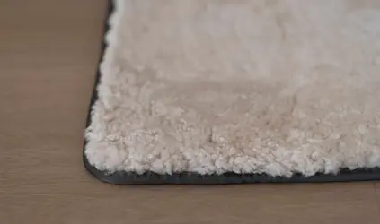 Yogamatte aus Schaffell reinigen