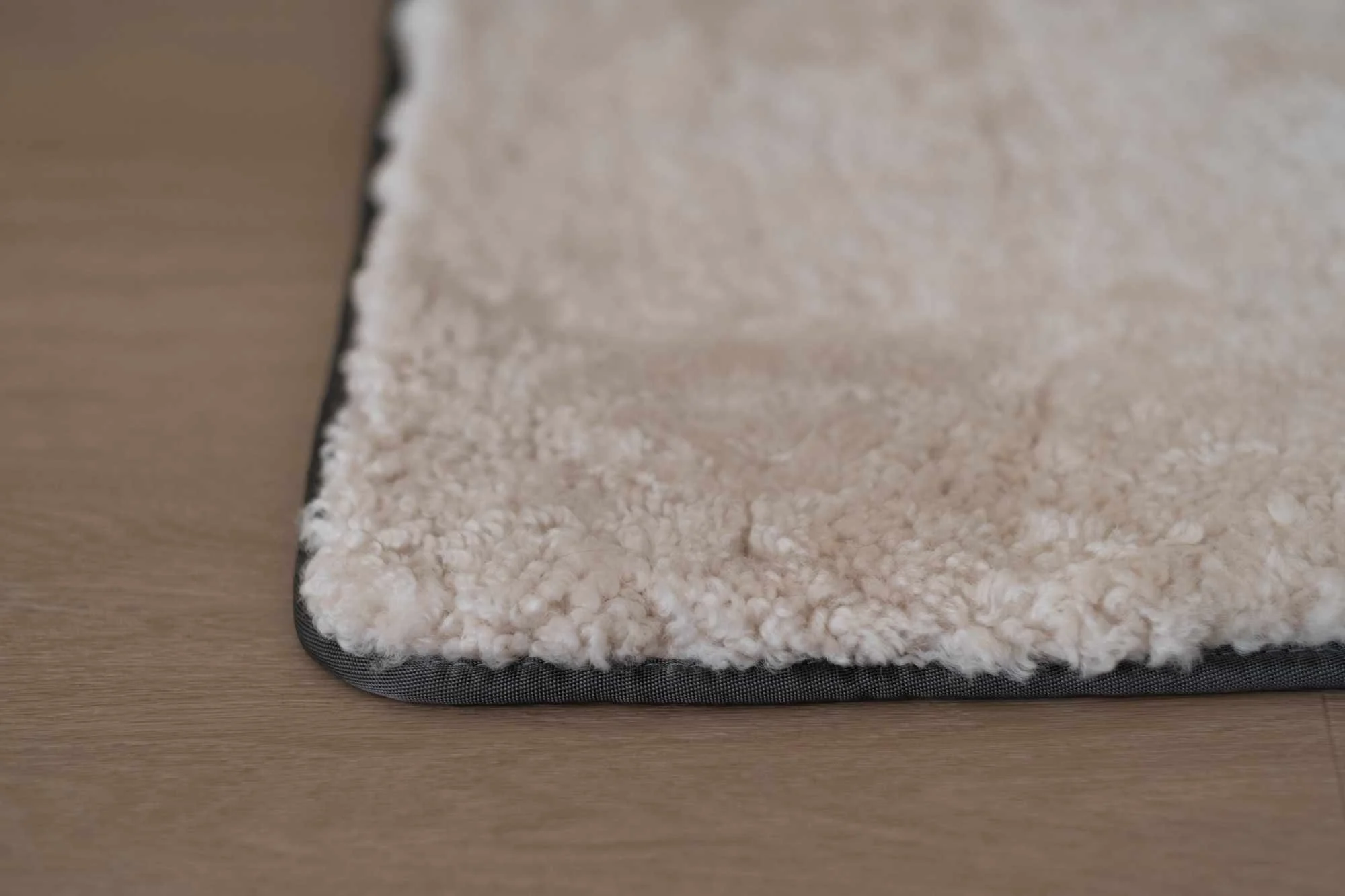 Yogamatte aus Schaffell reinigen
