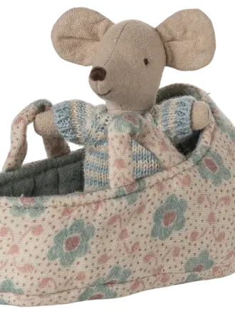 Maileg Maileg - Baby mouse in carry cot - Blue Maileg Maileg - Baby mouse in carry cot - Blue