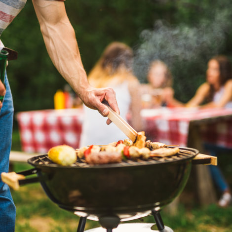 Summer means barbecuing with friends! Our tips for a proper barbecue