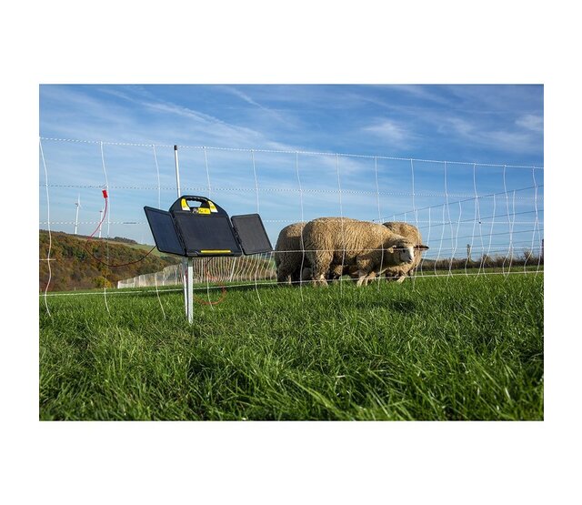 Mobile poultry fencing kit with 50m net and solar panels Mobile poultry fencing kit with 50m net and solar panels