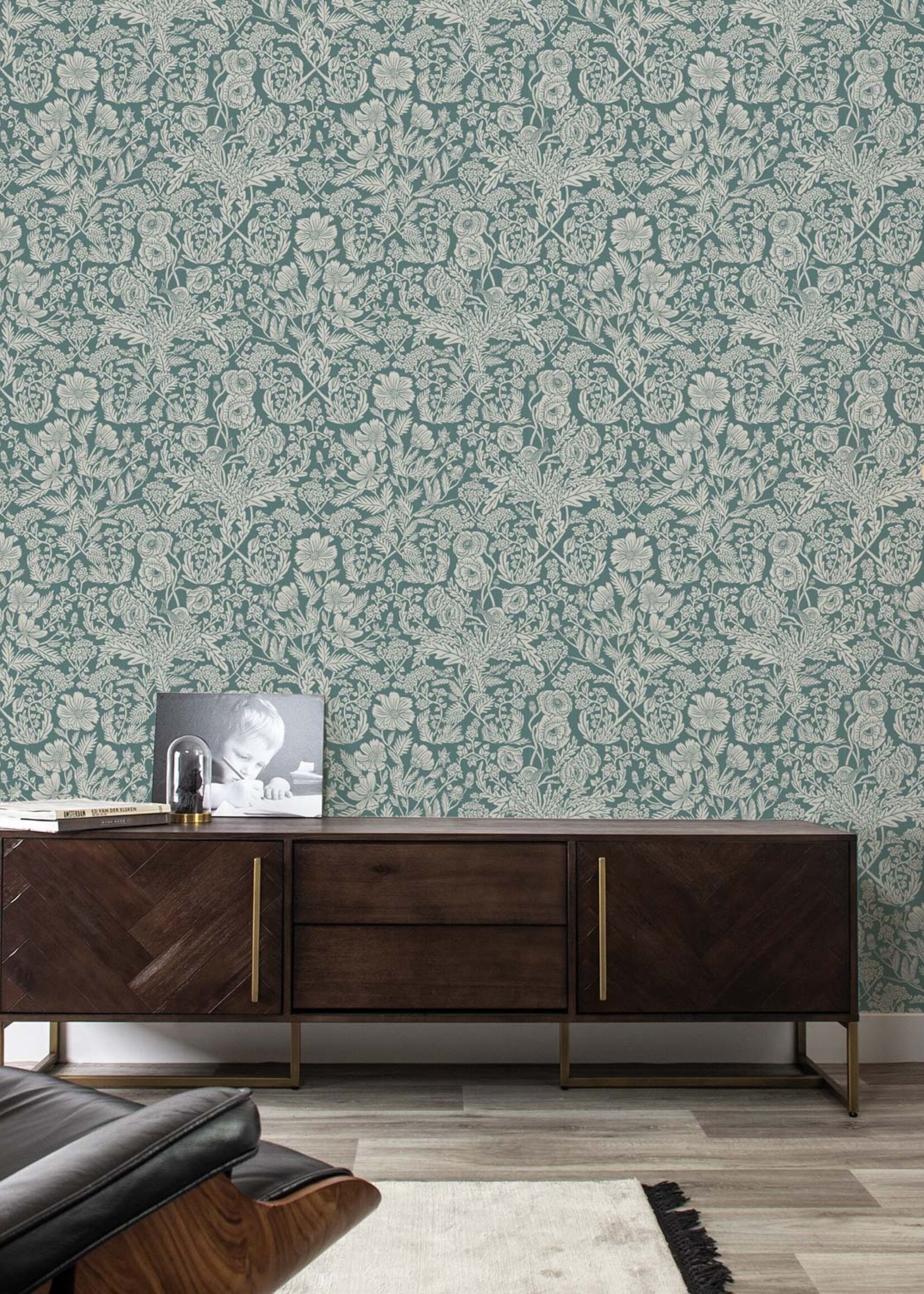 Tapete mit gezeichnetem Blumenmuster von Floor Rieder, Blau, 100 x 280 cm