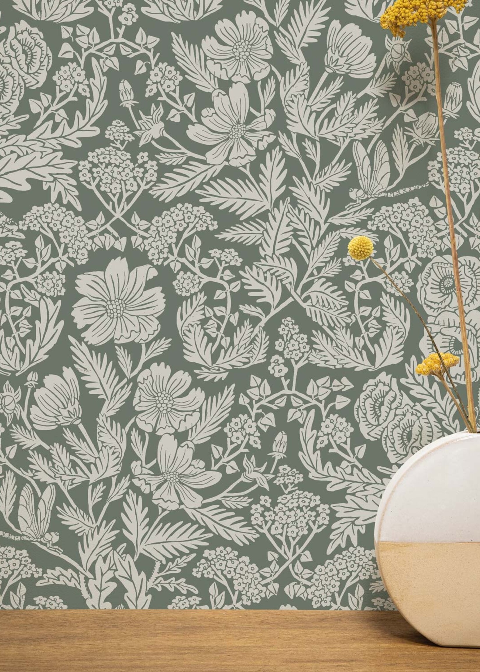 Tapete mit gezeichnetem Blumenmuster von Floor Rieder, Grün, 100 x 280 cm