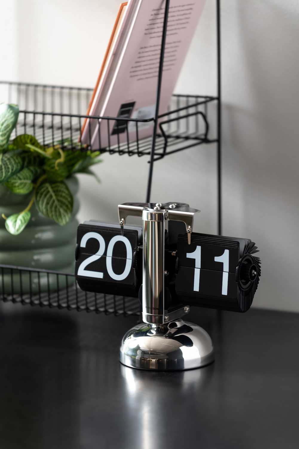 Karlsson - Tafelklok Small Flip - Zwart