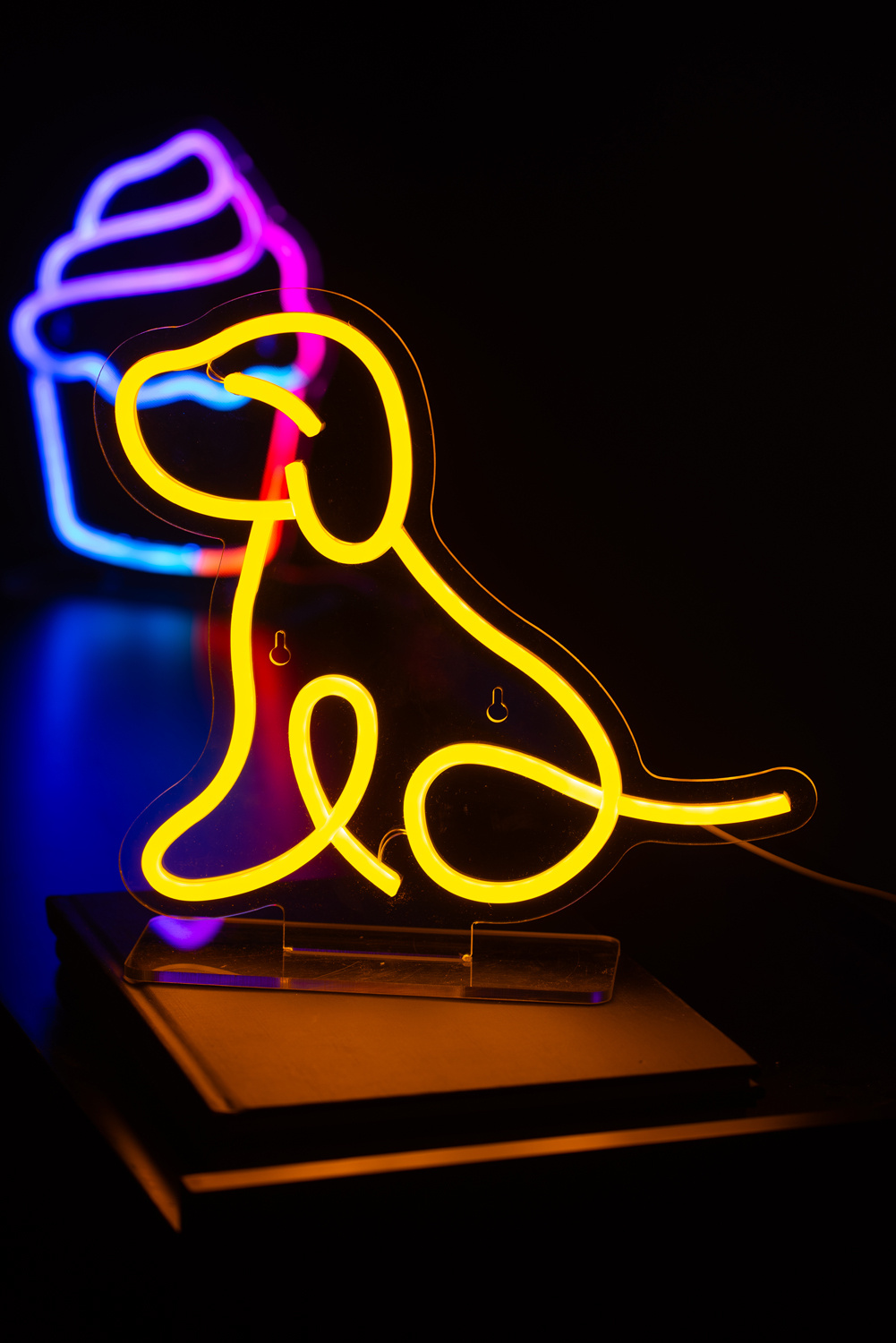 Leitmotiv - Neon Light Sitting Dog - Geel