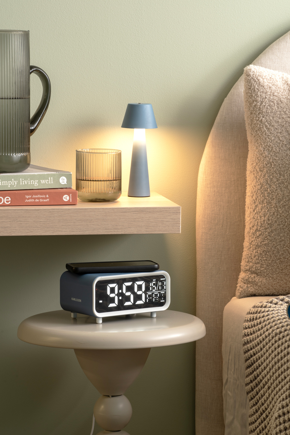 Karlsson - Wekker Chunky LED w. Phone Charger - Classic blue