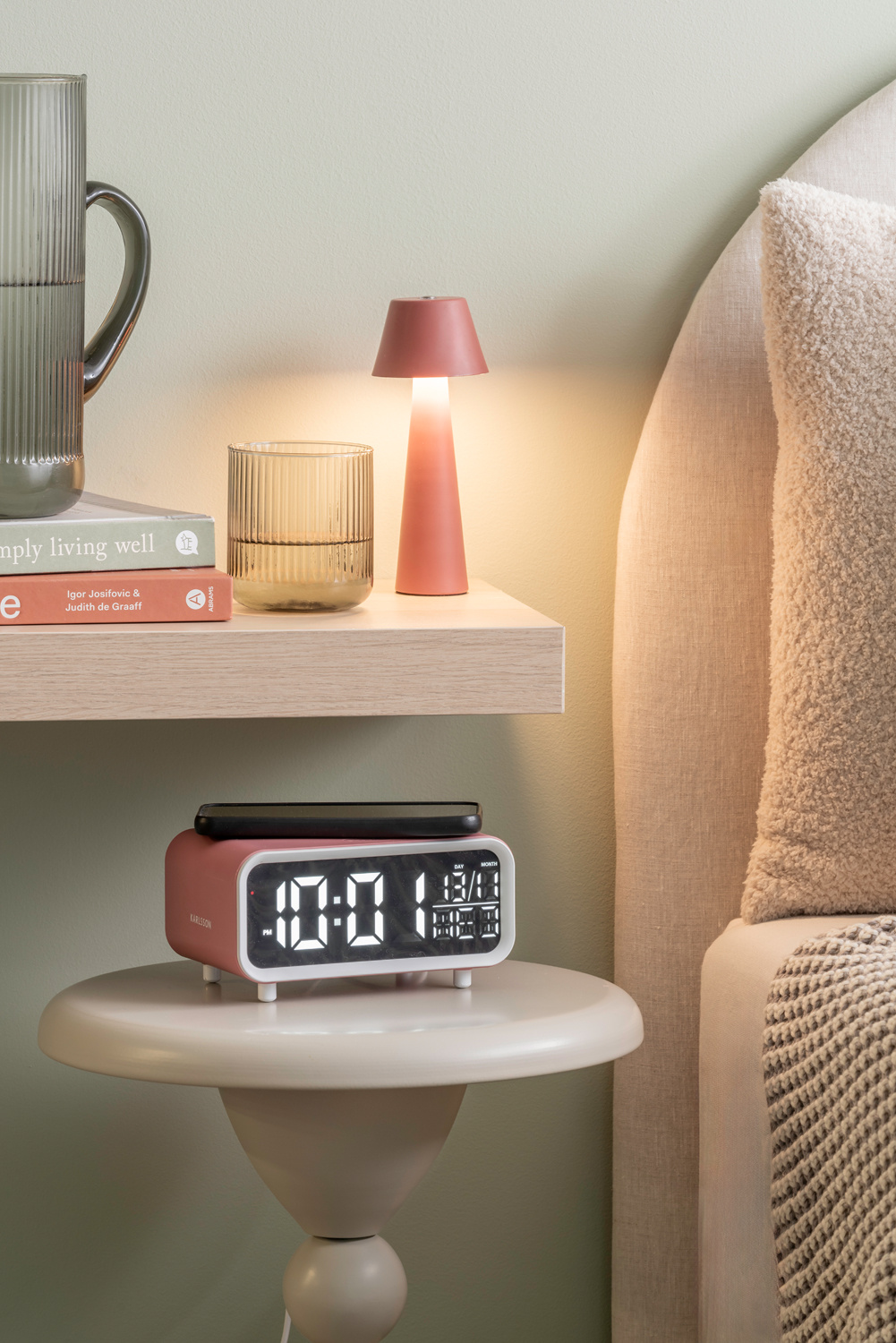 Karlsson - Wekker Chunky LED w. Phone Charger - Rose tan