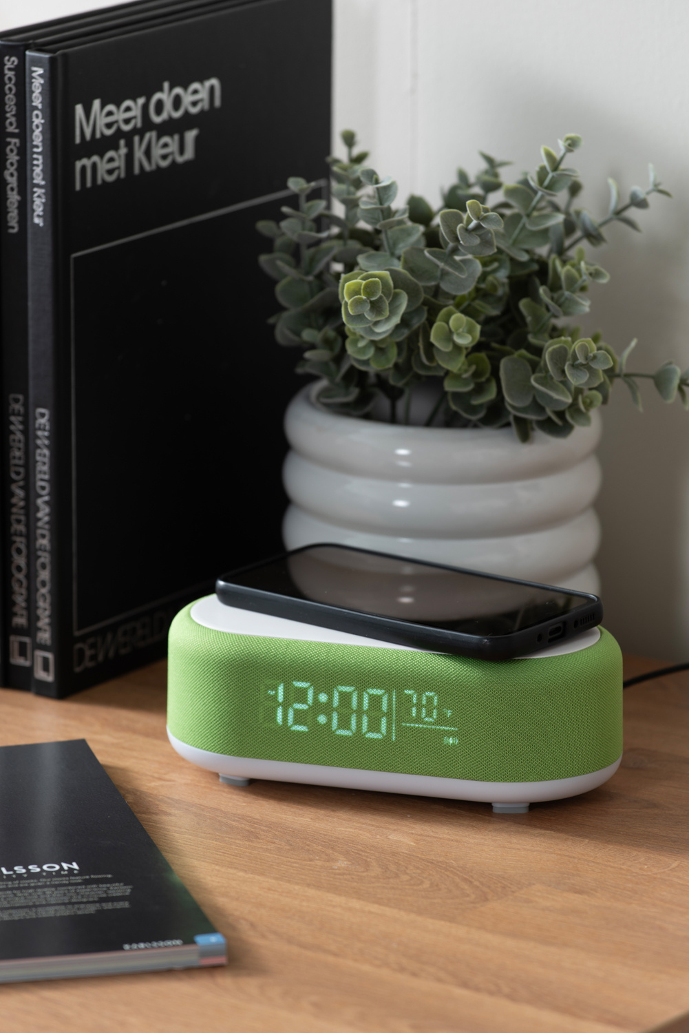 Karlsson - Wekker Vogue w. Phone Charger And Blue Tooth - Heldergroen