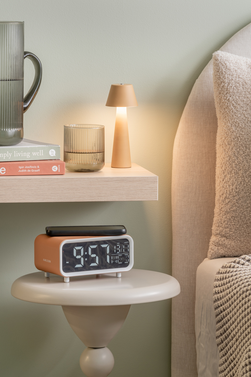 Karlsson - Wekker Chunky LED w. Phone Charger - Okergeel