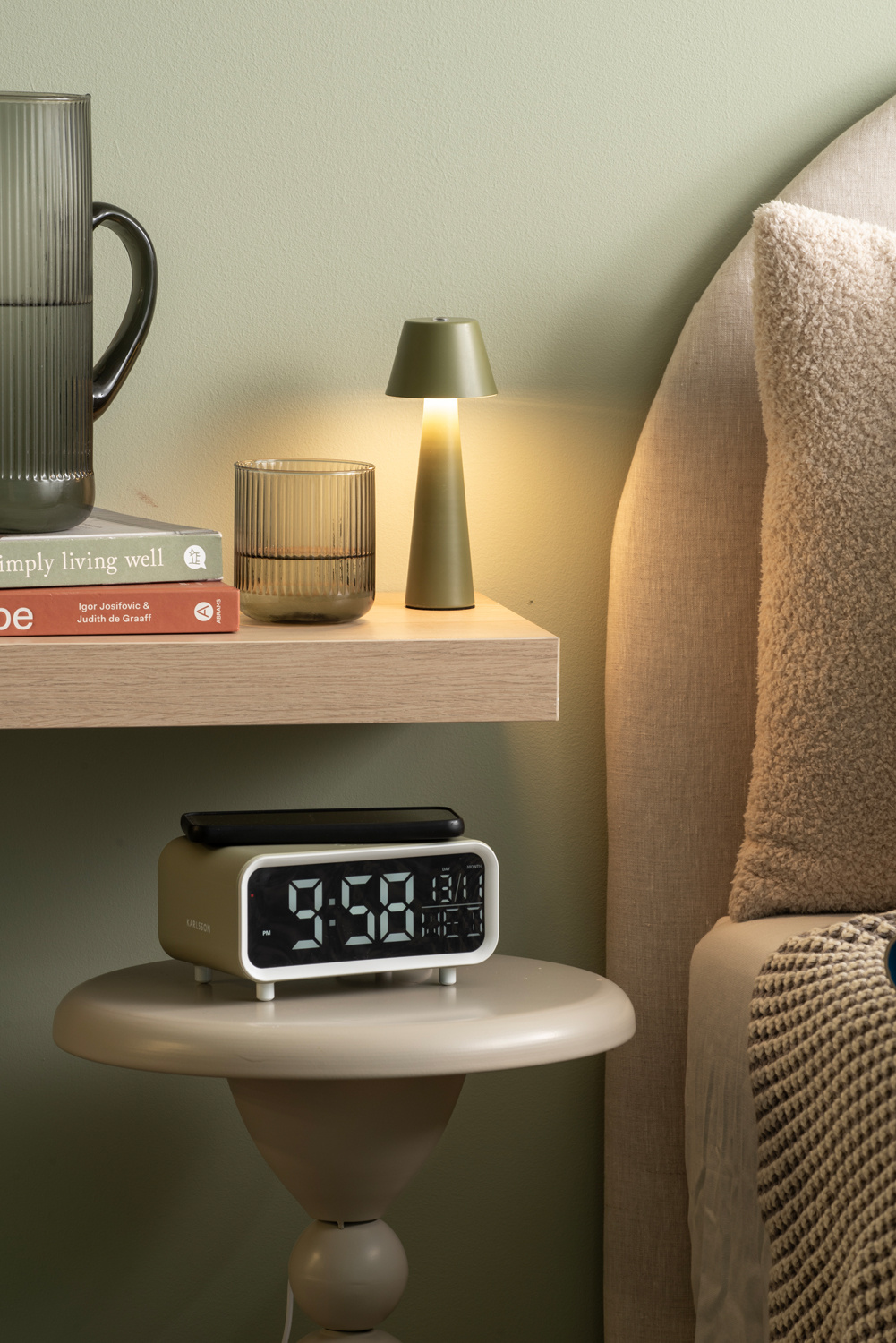 Karlsson - Wekker Chunky LED w. Phone Charger - Tea green