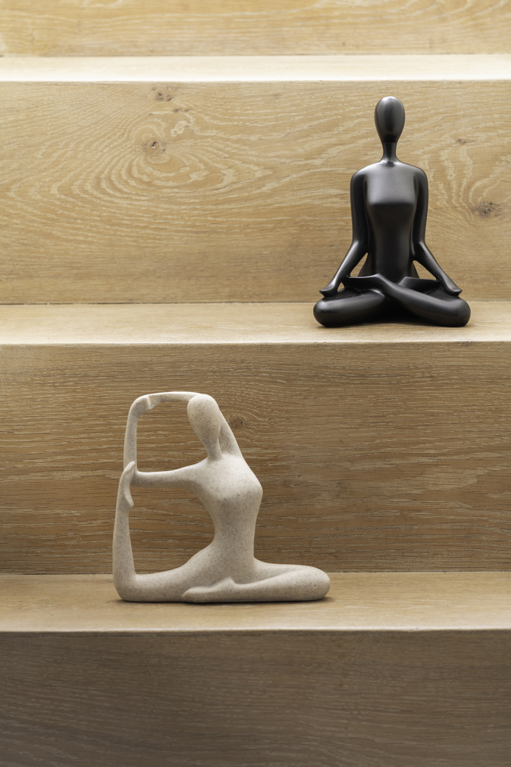 Present Time - Beeld Yoga Bow - Lichtgrijze