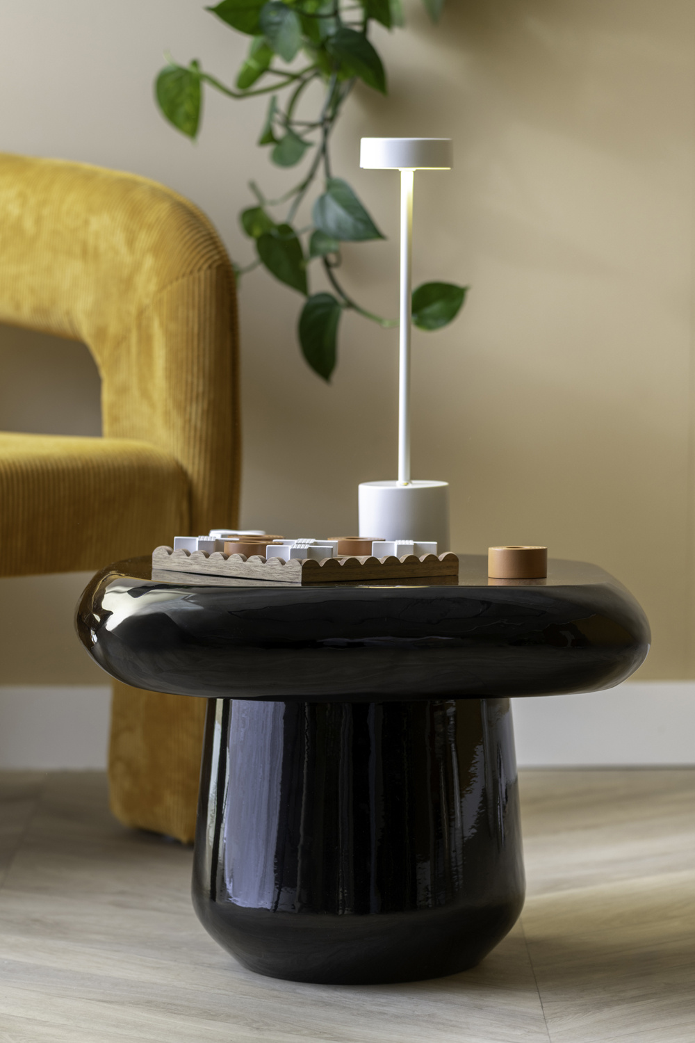 Leitmotiv - Bijzettafel Roca - Zwart