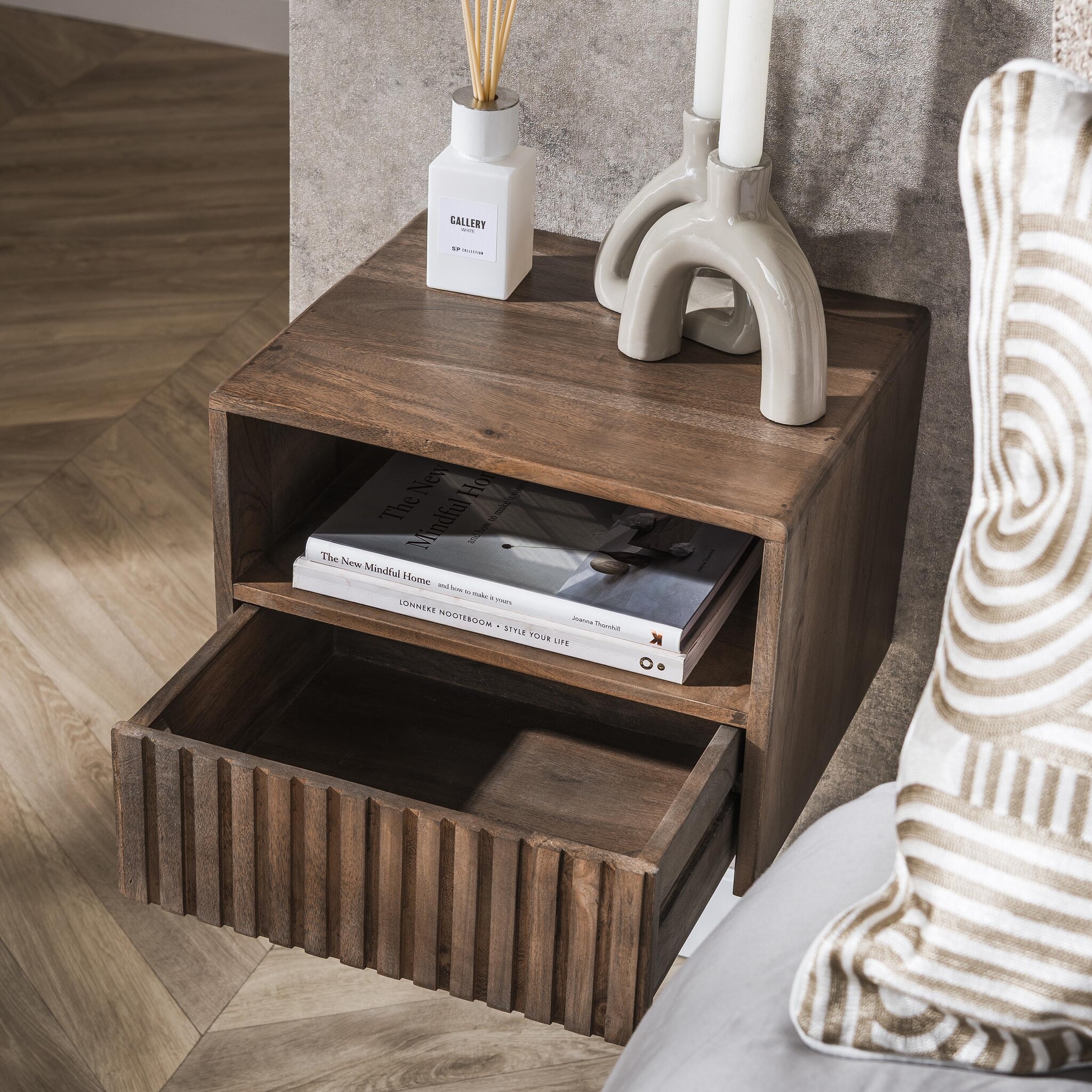 Hoyz Collection - Nachtkastje Carve Zwevend Open Vak 1 Lade - Massief Acacia Bruin