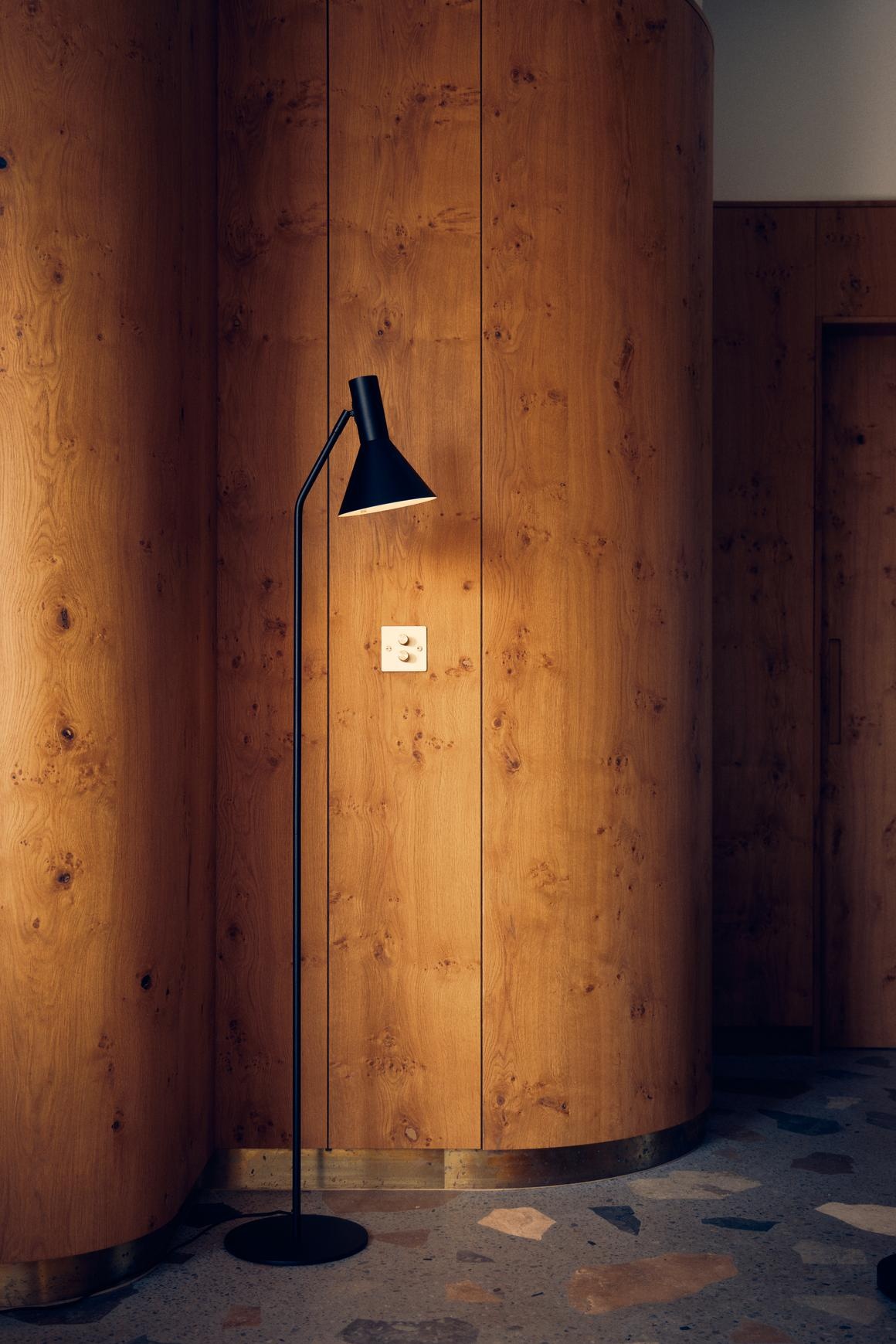 Frandsen - Vloerlamp LYSS - Zwart - 36x25x150cm