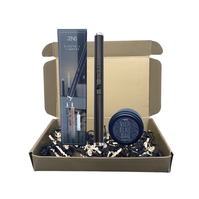 Giftbox met elektrische aansteker en een geurkaars ‘vier elke dag’ - brievenbus