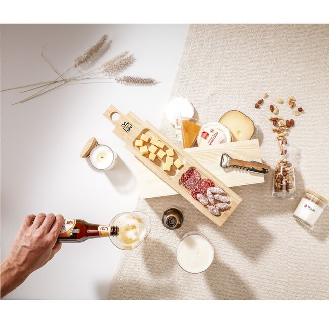 Wijn geschenkkist huis met tapasplank en wijnfles rood- met logo