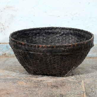 Antiek gevlochten rieten mand