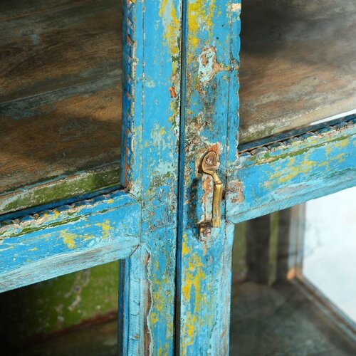 Indiaas vitrinekastje met blauw geel groen patina