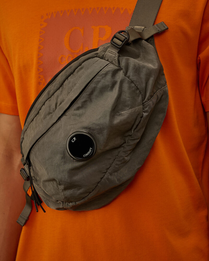 C.P. COMPANY NYLON B LENS CROSSBODY BAG GUNMETAL GRIJS