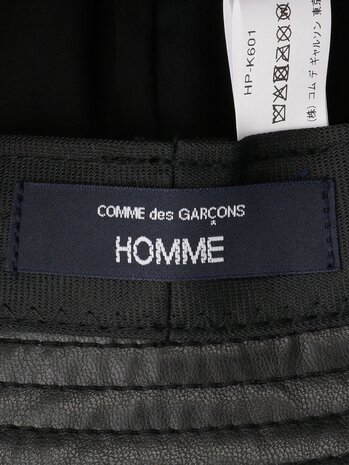 Comme des Garcons Homme COMME DES GARÇONS HOMME SYNTH LEATHER BUCKET HAT ZWART