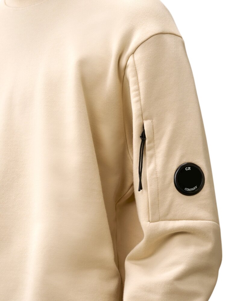 C.P. Company C.P. COMPANY DIAGONAL RAISED FLEECE CREWNECK LENS SWEATER DEW C.P. Company C.P. COMPANY DIAGONAL RAISED FLEECE CREWNECK LENS SWEATER DEW