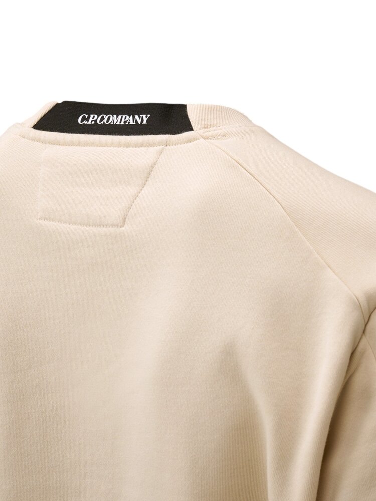 C.P. Company C.P. COMPANY DIAGONAL RAISED FLEECE CREWNECK LENS SWEATER DEW C.P. Company C.P. COMPANY DIAGONAL RAISED FLEECE CREWNECK LENS SWEATER DEW