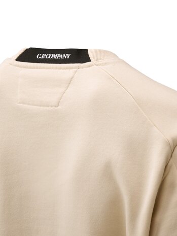 C.P. Company C.P. COMPANY DIAGONAL RAISED FLEECE CREWNECK LENS SWEATER DEW C.P. Company C.P. COMPANY DIAGONAL RAISED FLEECE CREWNECK LENS SWEATER DEW