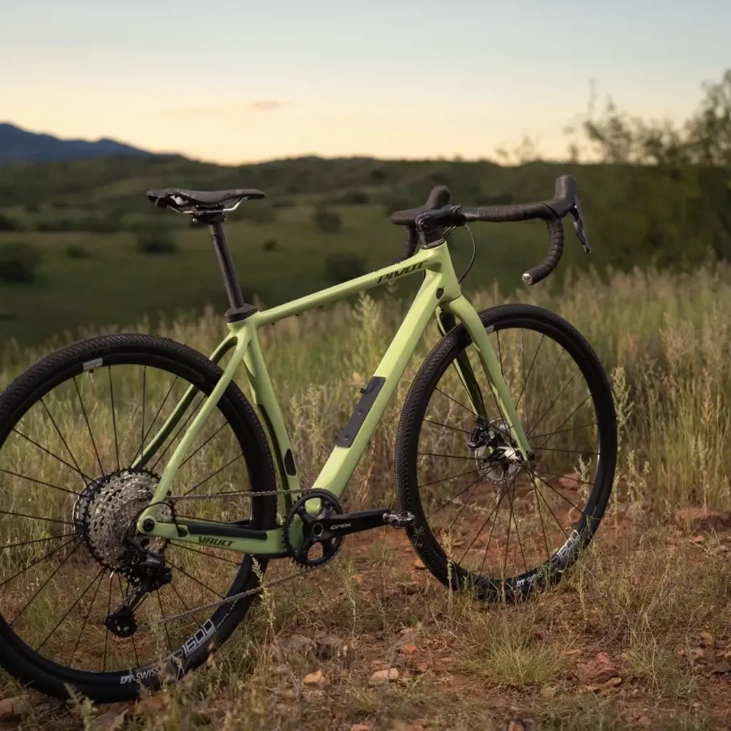 2025 Pivot Vault Team Force X0 Wide Range AXS w / Carbon Wheels