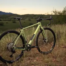 2025 Pivot Vault Team Force X0 Wide Range AXS w / Carbon Wheels