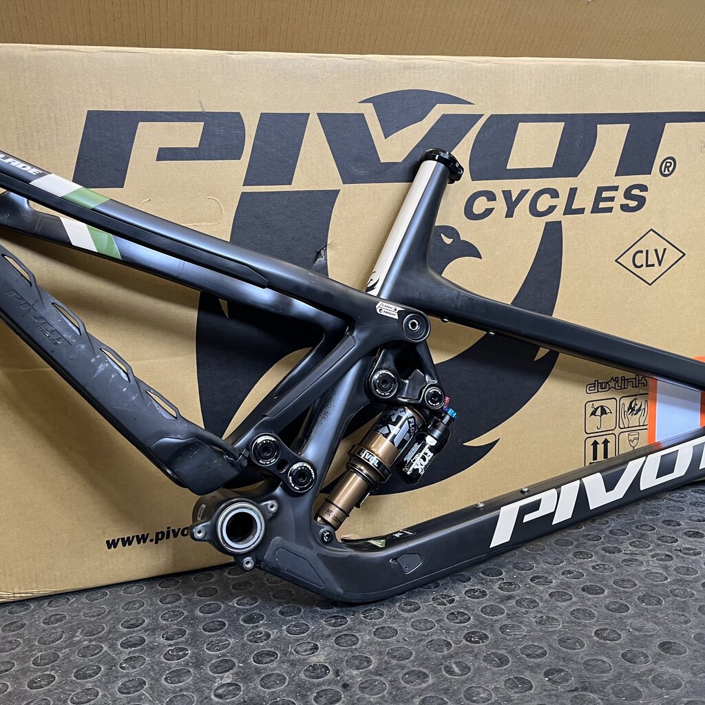 Ex Demo Staff Bike - 2024 Pivot Switchblade V6 Sram X0 Stealth Mojave XL FRAME