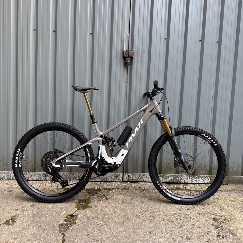 Pivot Ex-Demo Pivot Shuttle SL AM Pro Eagle X0 Transmission W/ Range Extender Brownstone Large